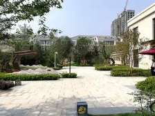 万达旁新小区出行方便。人车分流