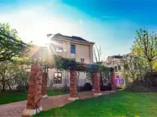 小区品质好,位置好交通便利,湿地公园旁