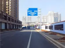 地铁商场xue校均在500米以内精装带家具家电