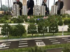 中南紫云集次新小区,正规三房户型,带露台,诚心出售