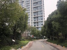 主卧朝南,环境优美,交通便利,居家装修