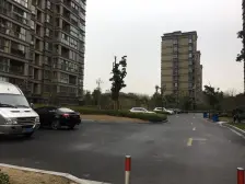 主卧朝南,环境优美,交通便利,居家装修