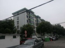 一楼带院子,精装修交付,装修有七八年