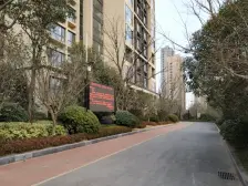 品质小区,精装双卫大三房,可拎包入住,有露台