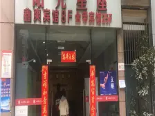 门口是公交车站 位置好 楼下就是菜市场
