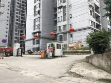 3号线轻轨站50米,正两房,出行方便 朝中庭