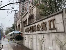 小区中间位置,百万装修全进口家具家电,拎包入住!