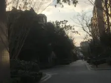 地铁2号。10号。17号。 统一装修 户型方正 诚意出售