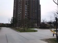 业主诚心出售,轻轨旁精装修三房,近公交