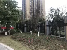 有优越的购物市场和交通出行的正规两房,