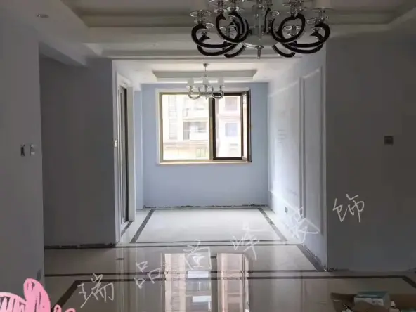 地面瓷砖走边线,墙面处理完工