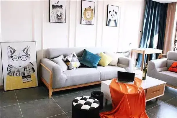 简单的沙发背景  可爱的挂画  灰色调的沙发  主人一定是很可爱的人吧