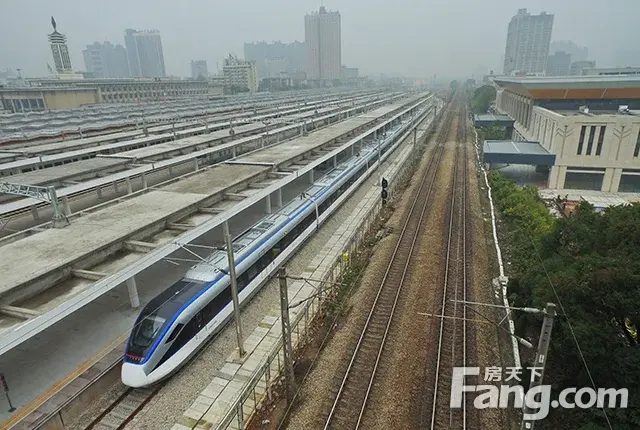 其次还采取了按站点收费的模式,比如我乘坐的 长沙至湘潭板塘站,只花