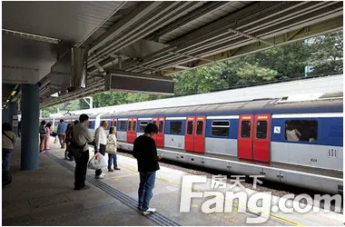 到了佐敦站出口,右手边就看到了嘉宾商业大厦,本来还以为人家说的地铁