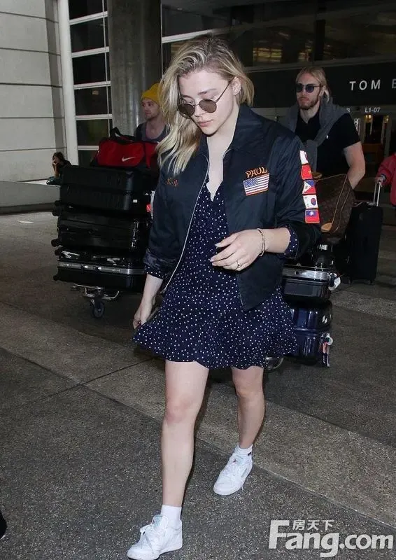 "超杀女"莫瑞兹瘦回小尖脸细长腿 金发歪一边走路带风