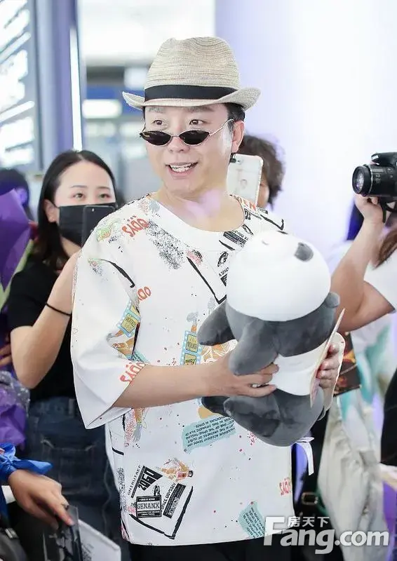 李玉刚从戛纳回国获赠熊猫 调皮摘墨镜卖萌
