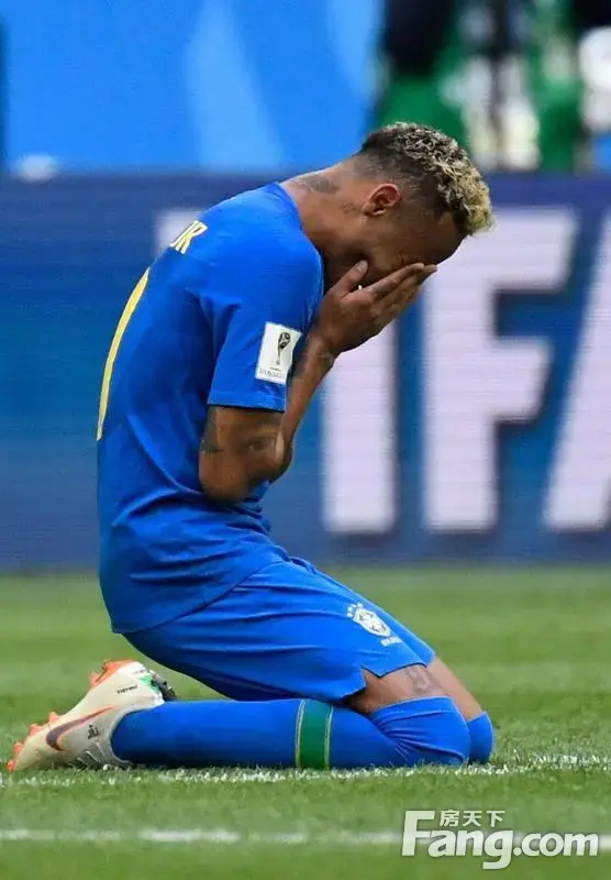 内马尔喜极而泣跪地掩面痛哭