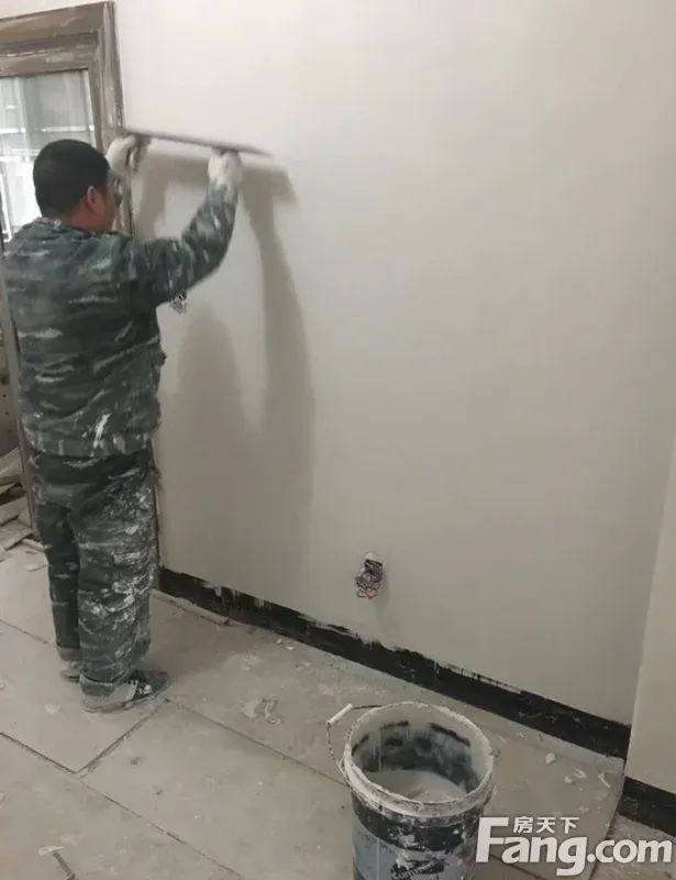 腻子找平进行中,大批子出来的墙面,顶面平整看着舒坦