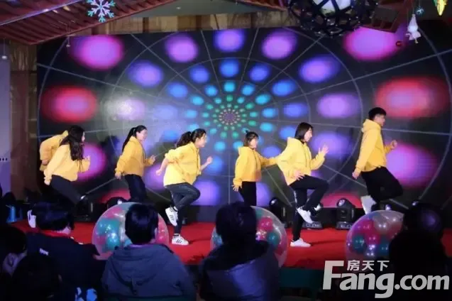 开场舞《updown》表演:沁源和学院全体工作人员