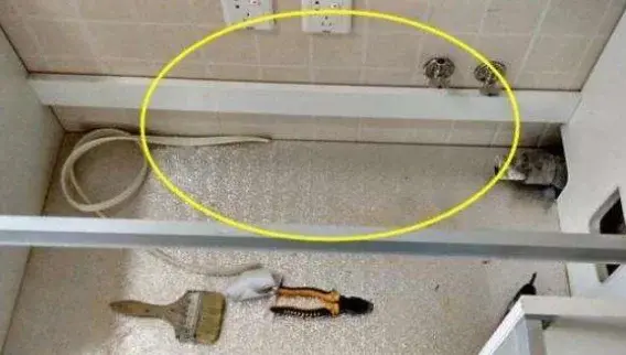 一旦发现装修工人这样贴瓷砖，万万要让他返工，不然坑到你哭