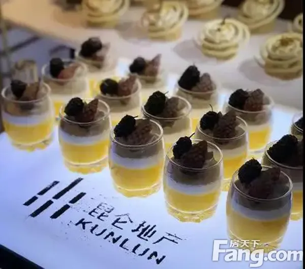 随后,参加仪式的人员现场品尝冷餐,自由参观.