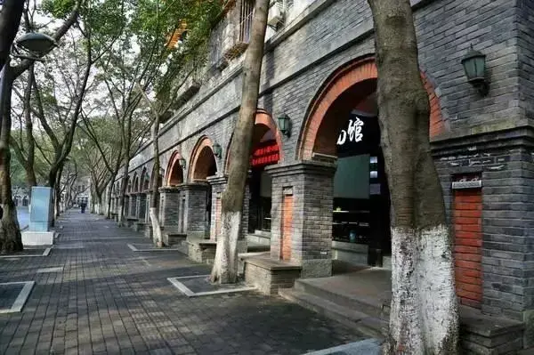 中山四路是重慶市政府所在地,周邊就是著名的上清寺.