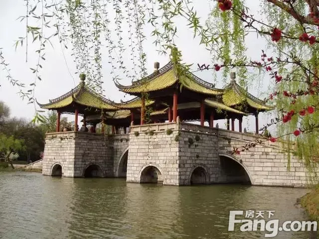 不负"园林之盛,甲于天下"之美誉玉桥横卧,亭台楼阁花红柳绿,画舫清荡