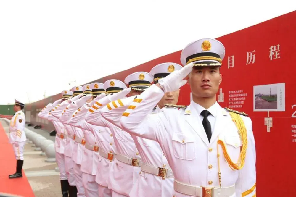 英姿飒爽的"嘉宝礼宾队"现场护航,笔挺的身躯,整齐划一的列队,在寒风