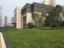 房子是中高楼层。采光无遮挡,小区有水溪景观