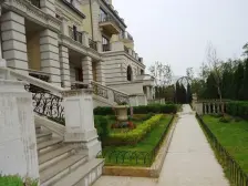 联排别墅 上下四层使用面积300多方 车库露台