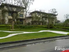 轻轨旁 沿湖别墅 环境优美 南向院子 新房未住等你来撩