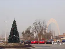 游泳池旁 毛坯两房。可随意装修,房东诚意出售