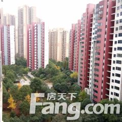 地铁近,两卫通透户型,公摊小,装修新.