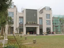 此房格局方正,空气清新,衣食住行生活方便