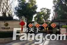 非底楼房,卫生间全明,主卧朝南,小区中心位置