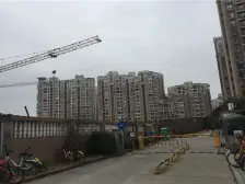 地铁口 朝南带露台向阳 精装修 家电齐全