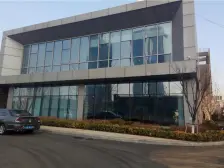 小区里位置和采光都不错,落地窗设计视野开阔,