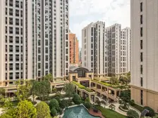 小区中间、宽敞有空间、诗和远方不遥远自家就有小花园