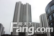 毛坯三室29楼,总高30楼龄新。带储藏室,证过二