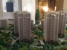 空港观月轻轨站旁 次新小区精装三房