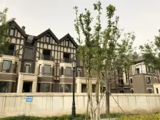 普罗理想国叠拼别墅,带露台,视野开阔。