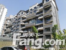 鸿顺官邸二期三室有车位有两个储藏室证满2年!