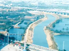 江西国际汽车广场,2049商场旁地铁口,公交站