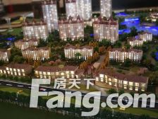 别墅位置好 半圈大院子 精装修 有车库