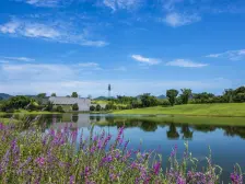 小区环境优美,出行方便,配置一点必备家具即可入住