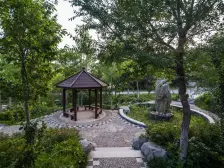 房子是地上三层院子80平左右带两个车位环境好适合居住