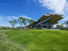 小区环境优美,出行方便,配置一点必备家具即可入住