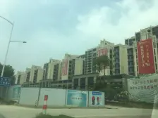 此房是毛坯的三房,看花园安静,可按照喜欢风格装修