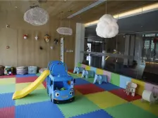 地铁口,边户联排别墅!院子220平!总高5层!3个车位