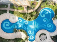 电梯上叠别墅,边套带大露台,装修保养很好,位置安静,采光充足